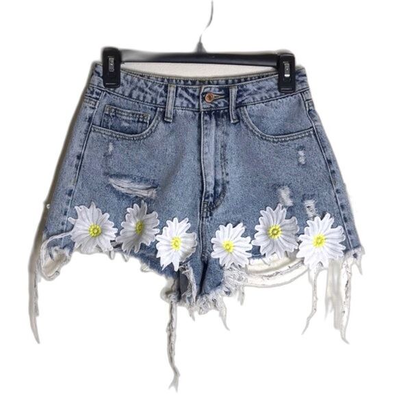 Forever 21 light wash denim with Daisys embroidered around Shorts edges size 27 - Picture 1 of 12